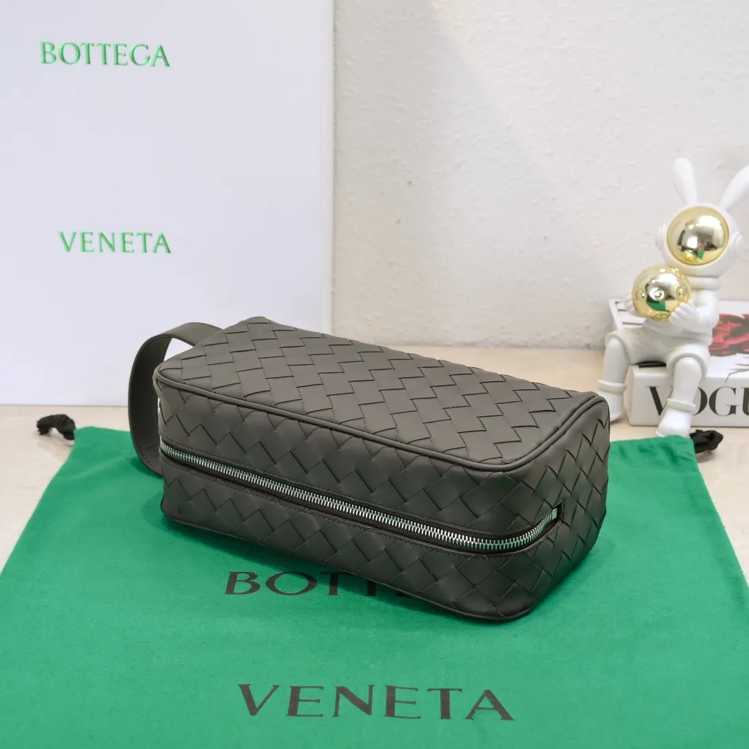 Batch 1280 BOTTEGA VENETA 2024 new INTRECCIATO classic toiletry bag, the choice of discerning people. The low-key luxury quality is the interpretation of its brand. If you like low-key BV, it is the first choice~~ Style number: 7799 Size: 26*13*10cm